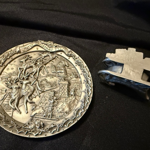 1997 Fort Christmas Pewter Plate with Pewter Stand - Picture 4 of 6